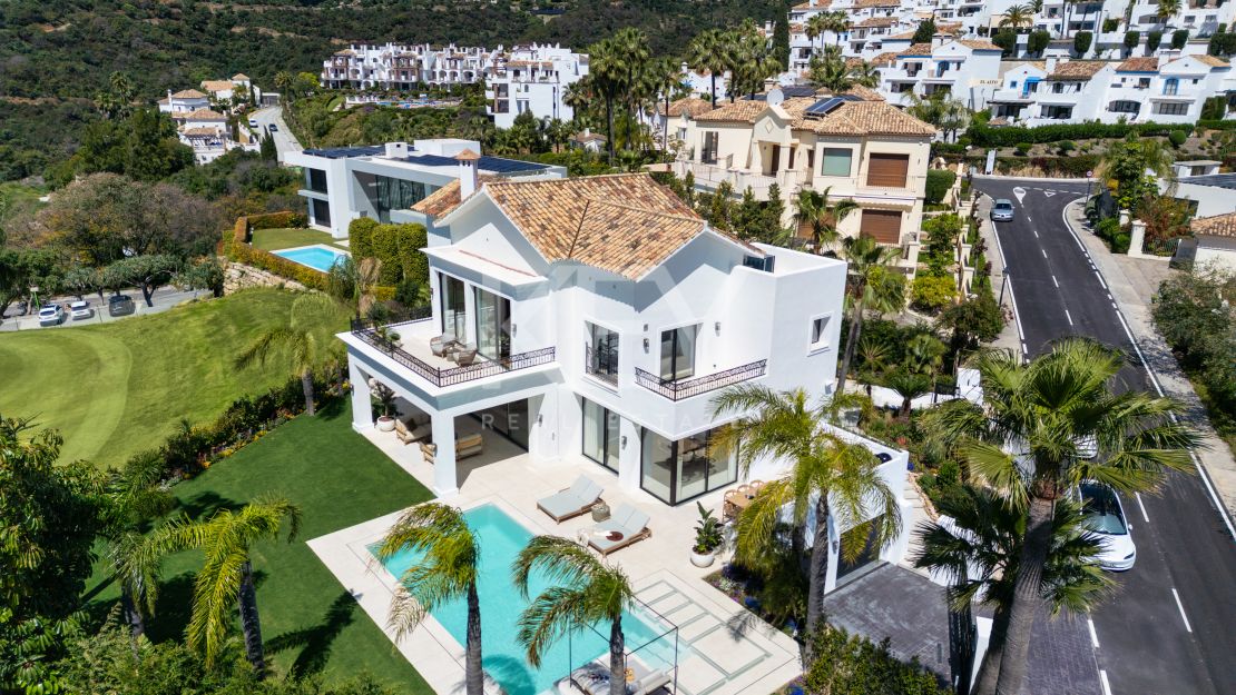 Villa de elegancia moderna con vistas panorámicas en Los Arqueros, Benahavís