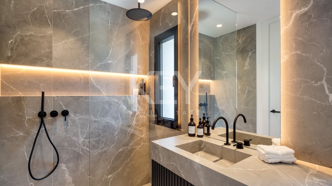 Villa de elegancia moderna con vistas panorámicas en Los Arqueros, Benahavís