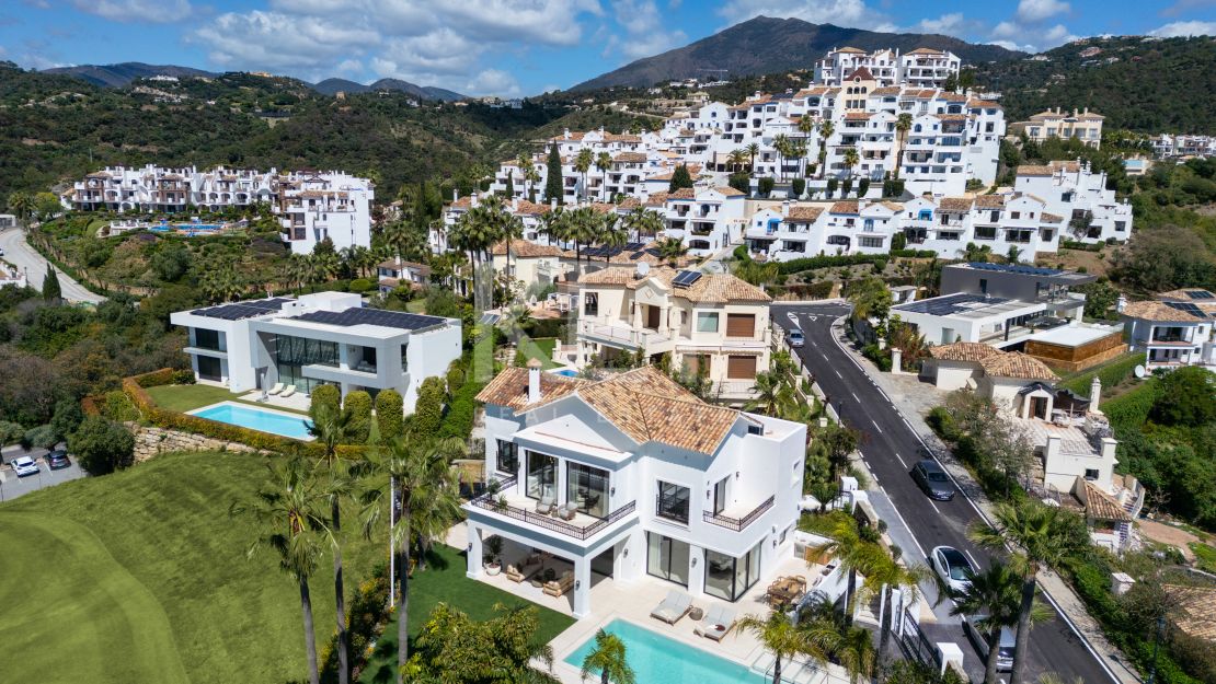 Villa de elegancia moderna con vistas panorámicas en Los Arqueros, Benahavís