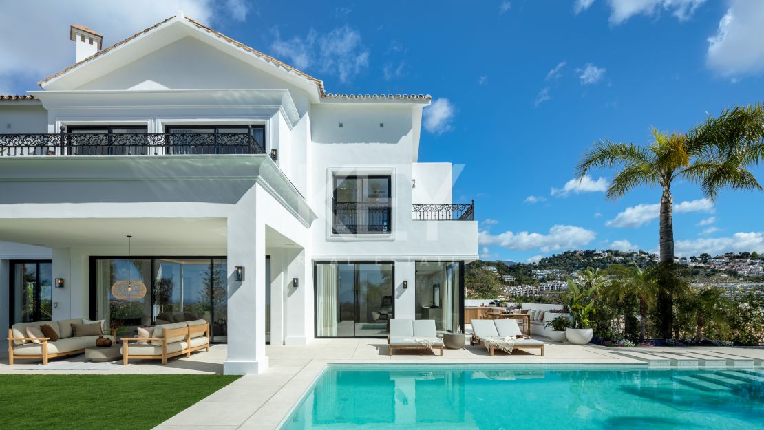 Villa de elegancia moderna con vistas panorámicas en Los Arqueros, Benahavís