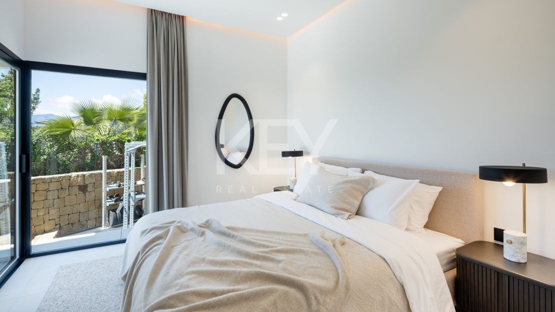 Villa de elegancia moderna con vistas panorámicas en Los Arqueros, Benahavís