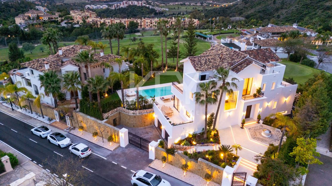 Villa de elegancia moderna con vistas panorámicas en Los Arqueros, Benahavís