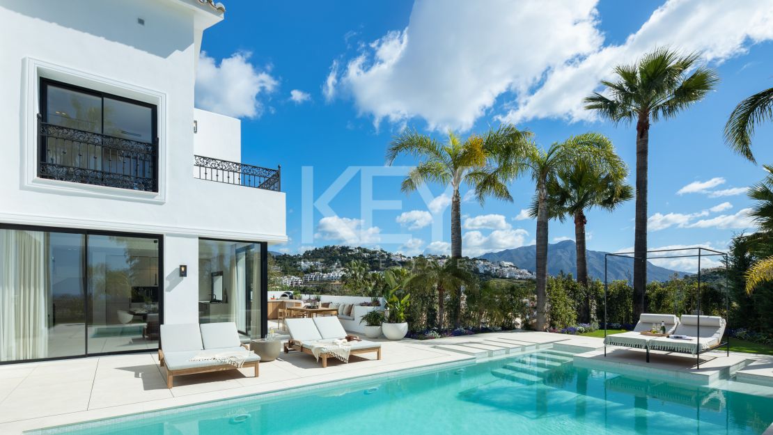 Villa de elegancia moderna con vistas panorámicas en Los Arqueros, Benahavís