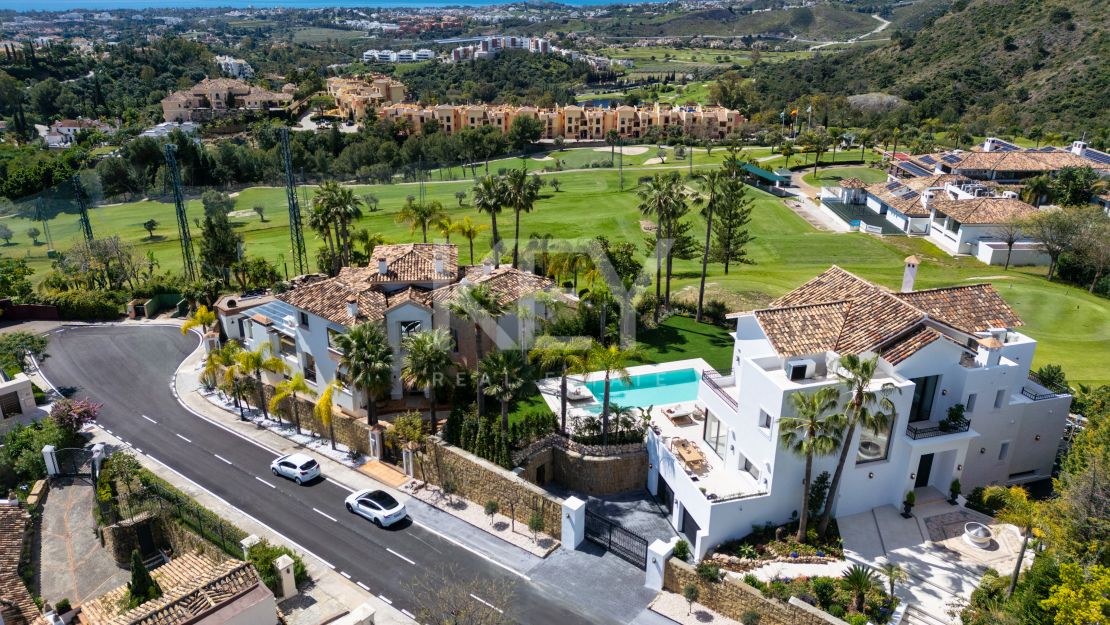 Villa de elegancia moderna con vistas panorámicas en Los Arqueros, Benahavís
