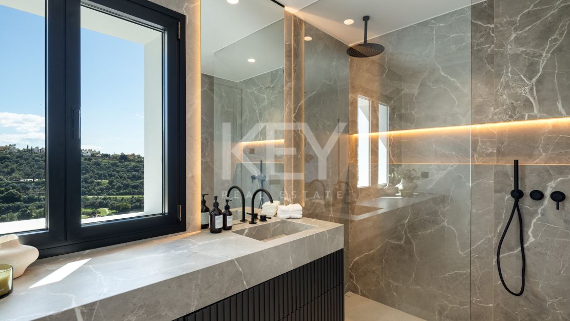 Villa de elegancia moderna con vistas panorámicas en Los Arqueros, Benahavís