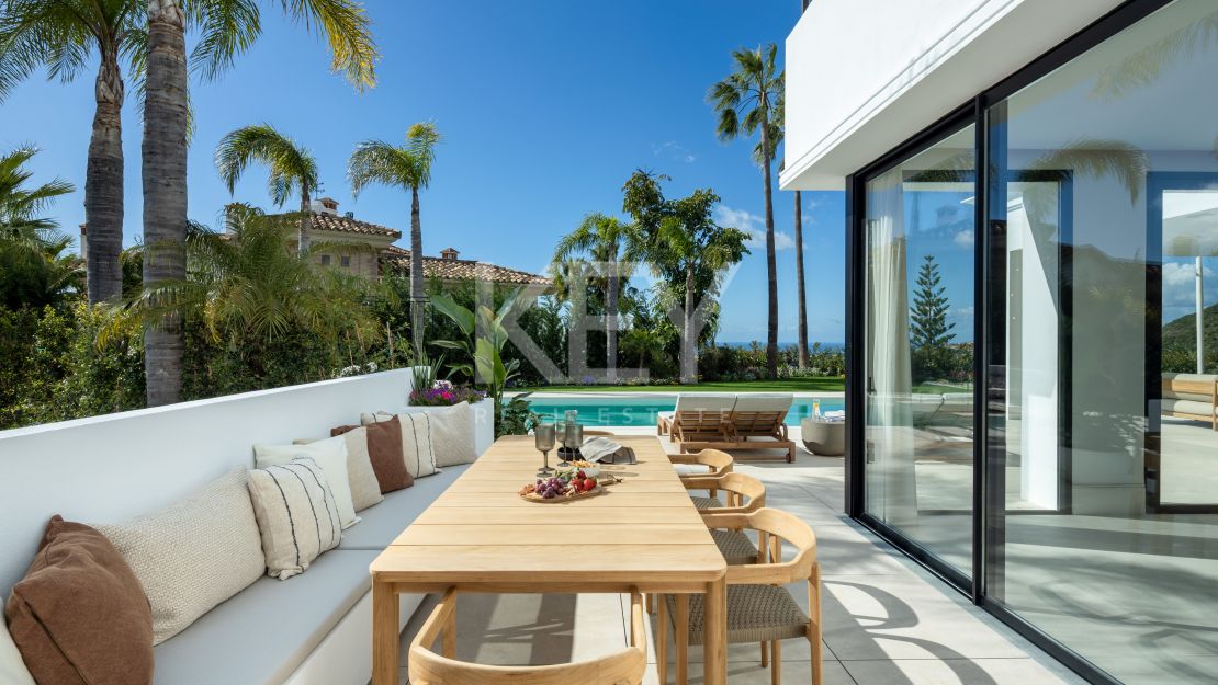 Villa de elegancia moderna con vistas panorámicas en Los Arqueros, Benahavís