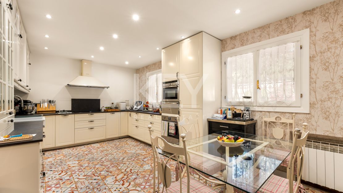 Элегантная вилла с шестью спальнями в Рочио де Нагуэлес, Золотая Миля Марбельи