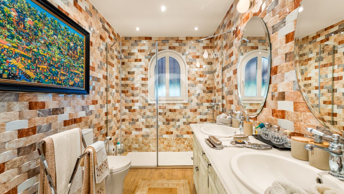 Элегантная вилла с шестью спальнями в Рочио де Нагуэлес, Золотая Миля Марбельи