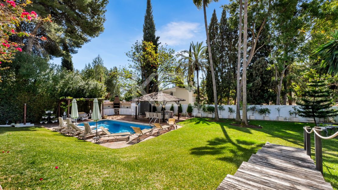 Элегантная вилла с шестью спальнями в Рочио де Нагуэлес, Золотая Миля Марбельи