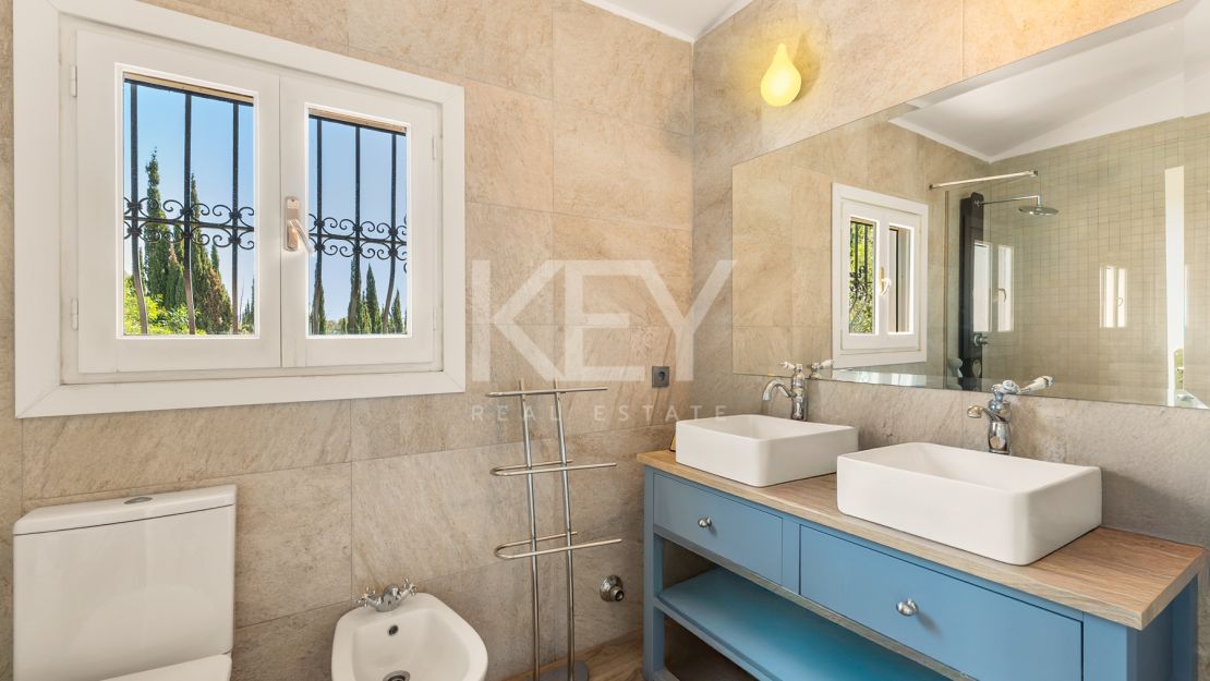 Элегантная вилла с шестью спальнями в Рочио де Нагуэлес, Золотая Миля Марбельи