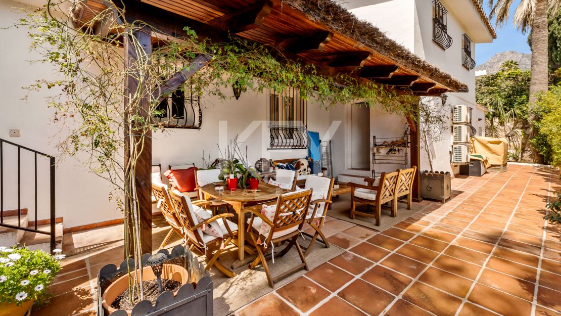 Элегантная вилла с шестью спальнями в Рочио де Нагуэлес, Золотая Миля Марбельи