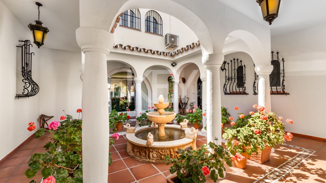 Элегантная вилла с шестью спальнями в Рочио де Нагуэлес, Золотая Миля Марбельи