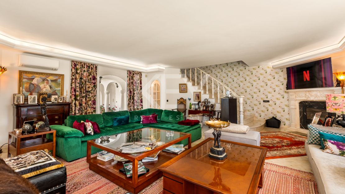 Элегантная вилла с шестью спальнями в Рочио де Нагуэлес, Золотая Миля Марбельи