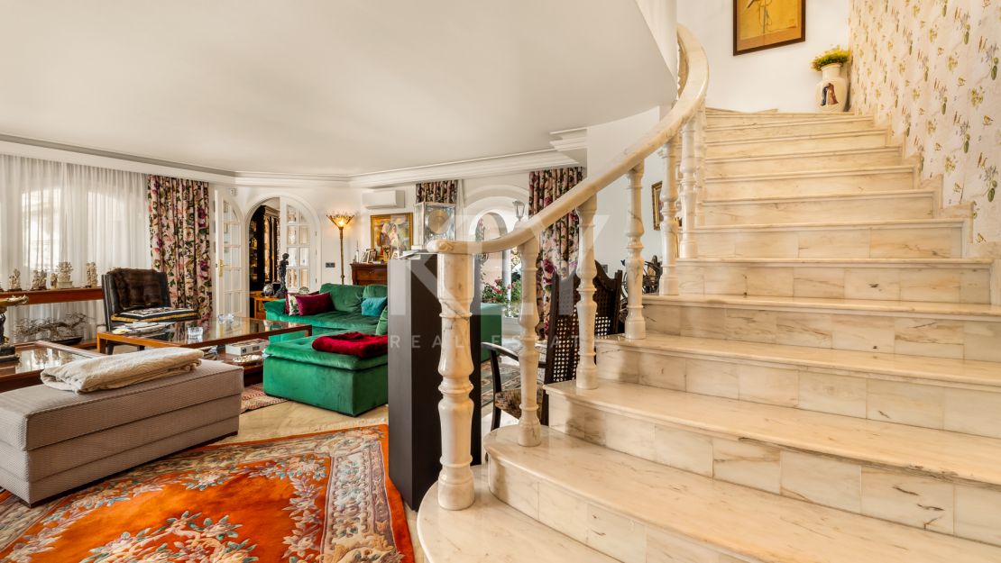 Элегантная вилла с шестью спальнями в Рочио де Нагуэлес, Золотая Миля Марбельи