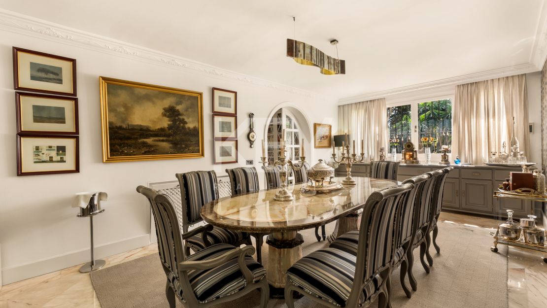 Элегантная вилла с шестью спальнями в Рочио де Нагуэлес, Золотая Миля Марбельи