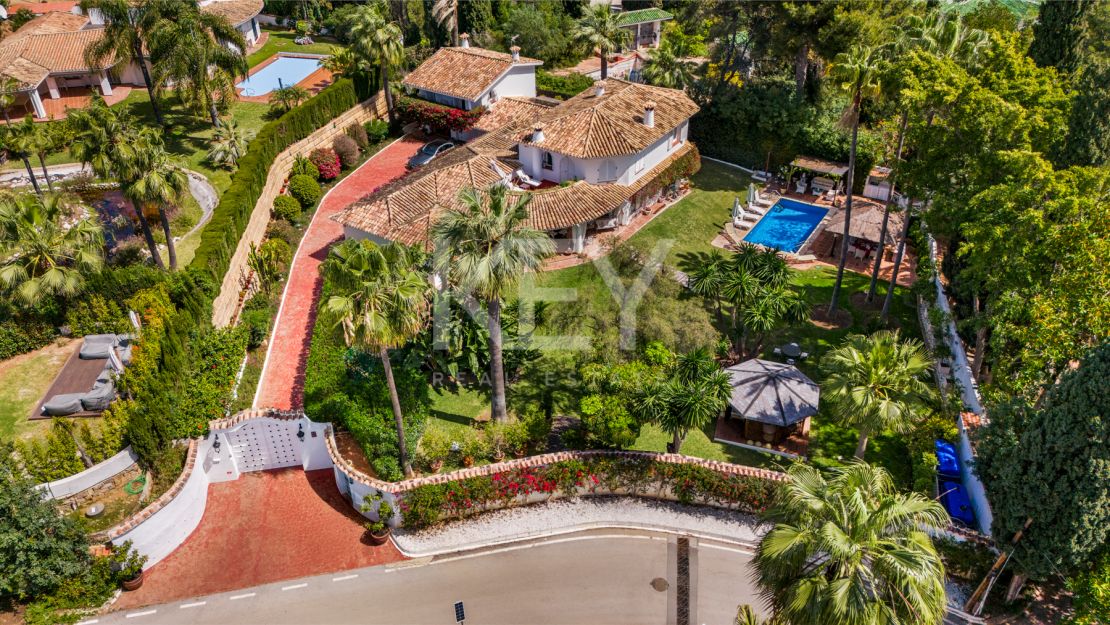 Элегантная вилла с шестью спальнями в Рочио де Нагуэлес, Золотая Миля Марбельи