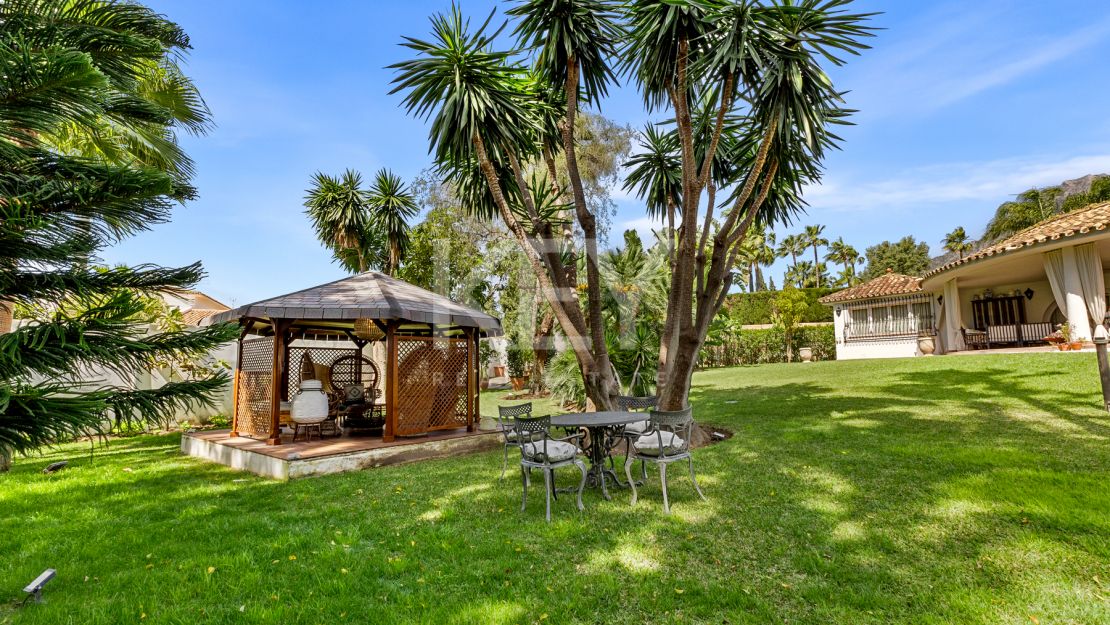 Элегантная вилла с шестью спальнями в Рочио де Нагуэлес, Золотая Миля Марбельи