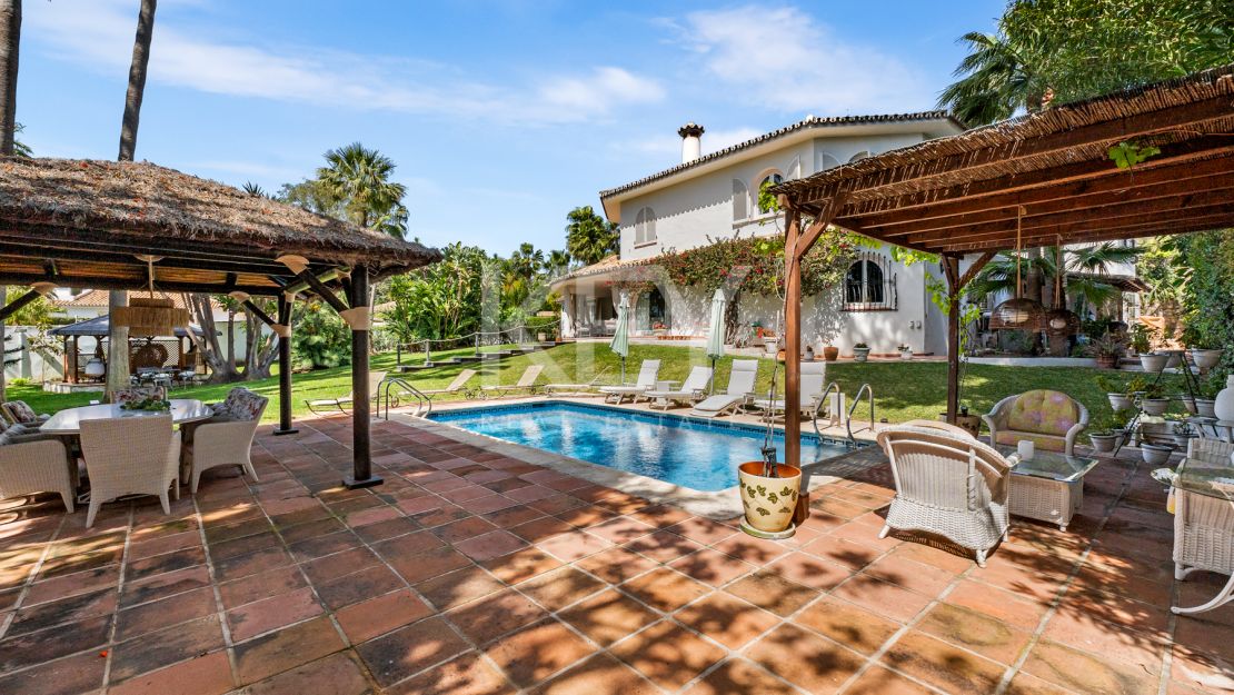 Элегантная вилла с шестью спальнями в Рочио де Нагуэлес, Золотая Миля Марбельи