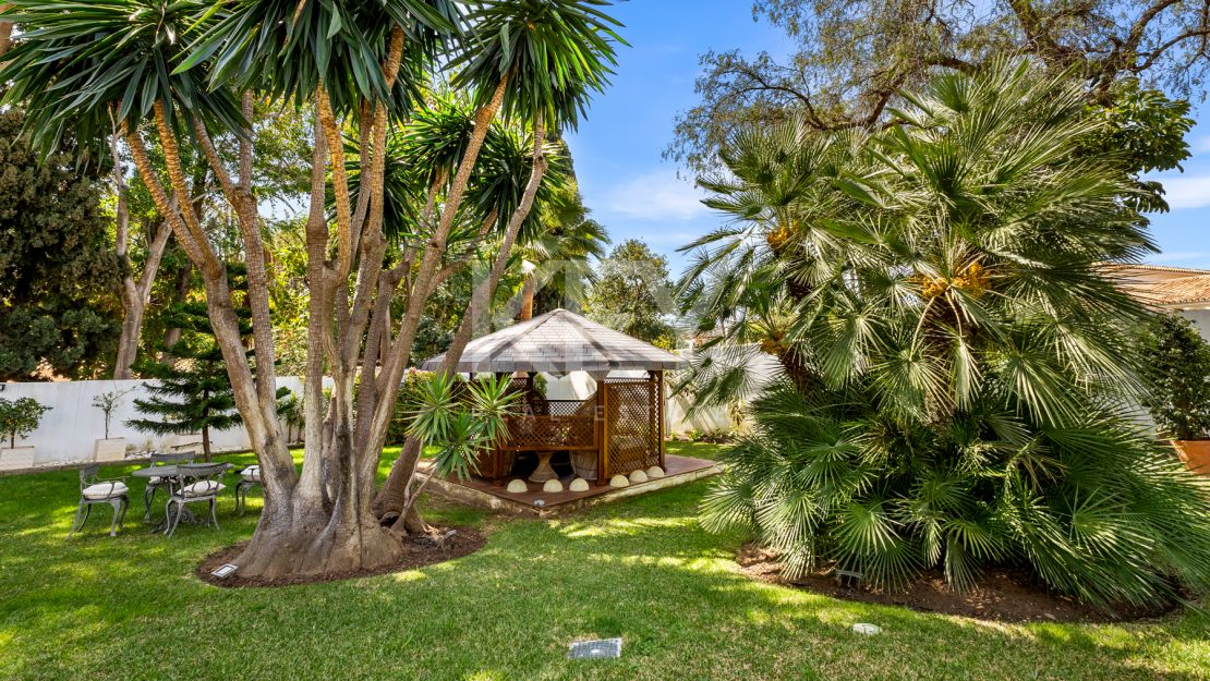 Элегантная вилла с шестью спальнями в Рочио де Нагуэлес, Золотая Миля Марбельи