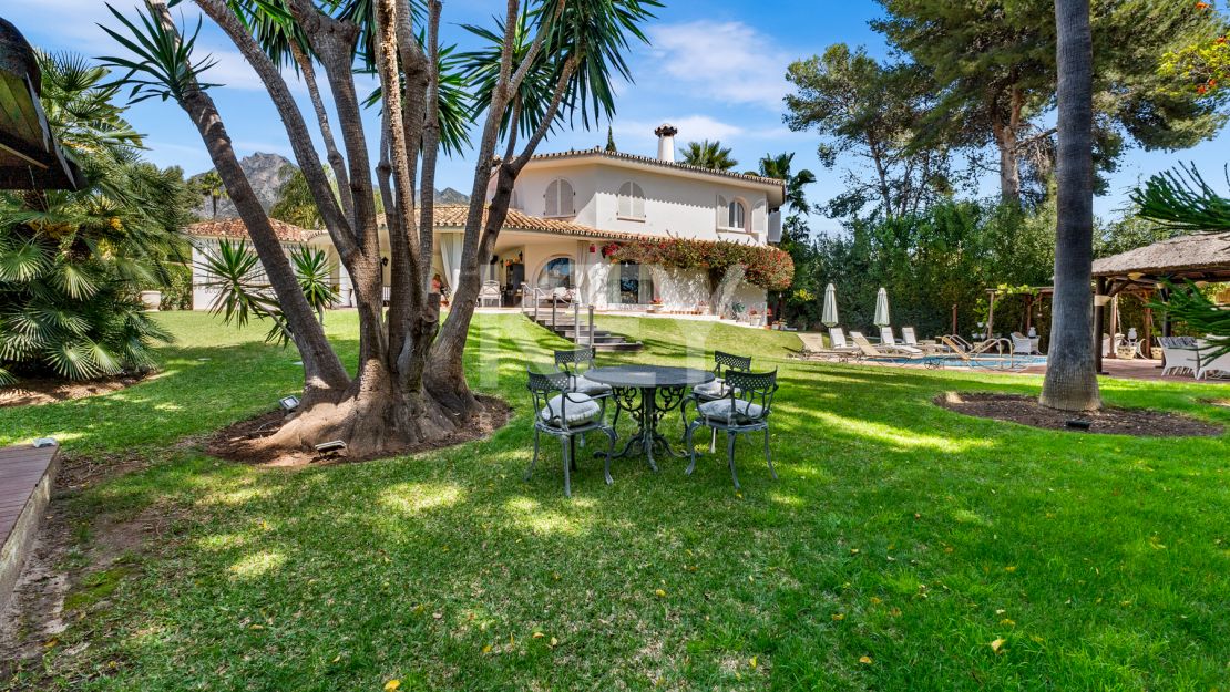 Элегантная вилла с шестью спальнями в Рочио де Нагуэлес, Золотая Миля Марбельи