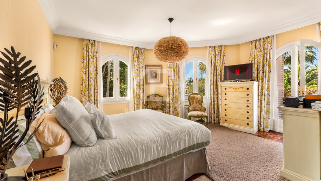 Элегантная вилла с шестью спальнями в Рочио де Нагуэлес, Золотая Миля Марбельи