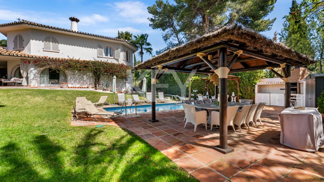 Элегантная вилла с шестью спальнями в Рочио де Нагуэлес, Золотая Миля Марбельи