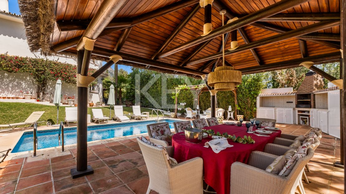 Элегантная вилла с шестью спальнями в Рочио де Нагуэлес, Золотая Миля Марбельи