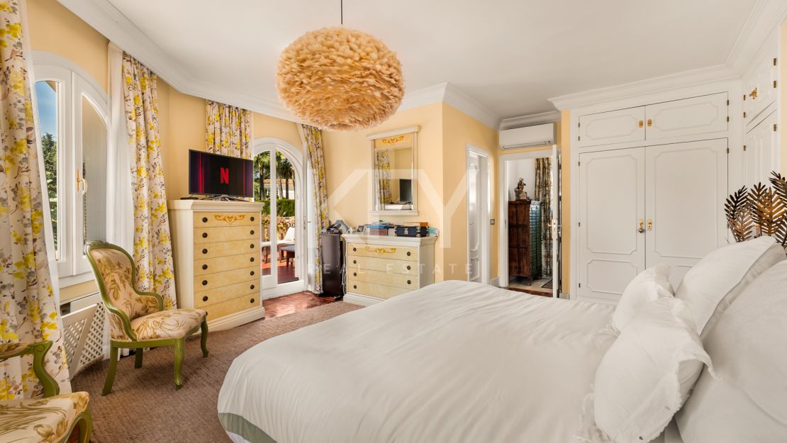 Элегантная вилла с шестью спальнями в Рочио де Нагуэлес, Золотая Миля Марбельи