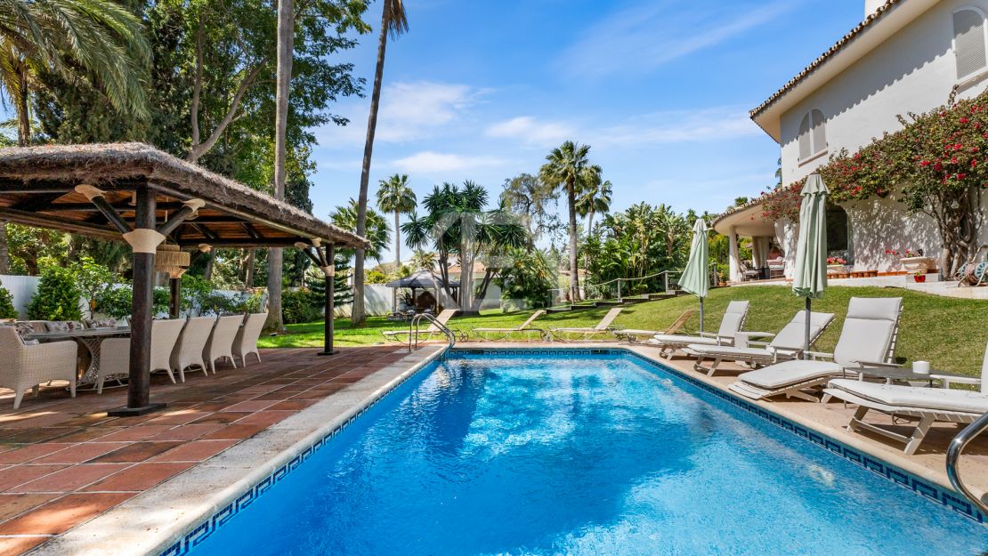 Элегантная вилла с шестью спальнями в Рочио де Нагуэлес, Золотая Миля Марбельи