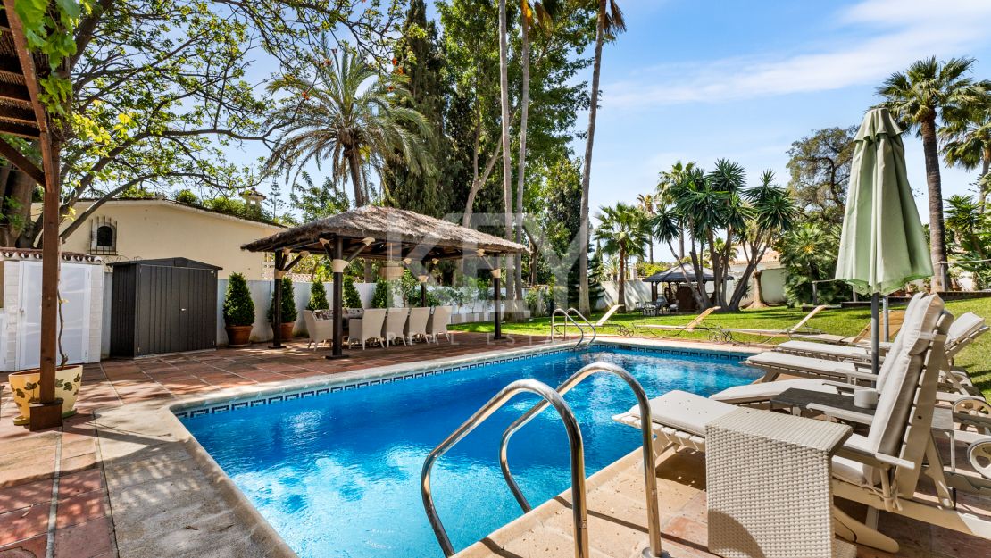 Элегантная вилла с шестью спальнями в Рочио де Нагуэлес, Золотая Миля Марбельи