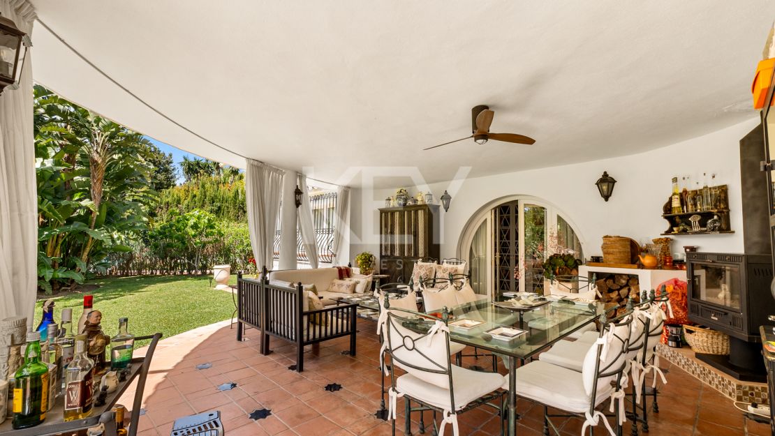 Элегантная вилла с шестью спальнями в Рочио де Нагуэлес, Золотая Миля Марбельи