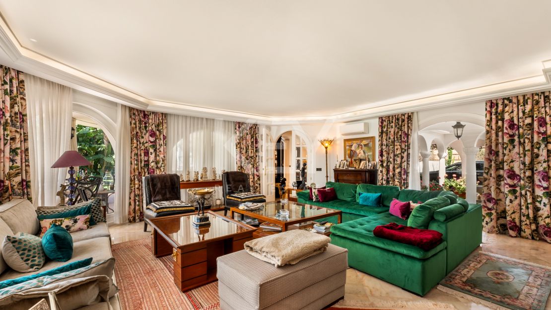 Элегантная вилла с шестью спальнями в Рочио де Нагуэлес, Золотая Миля Марбельи