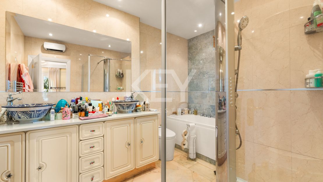 Элегантная вилла с шестью спальнями в Рочио де Нагуэлес, Золотая Миля Марбельи