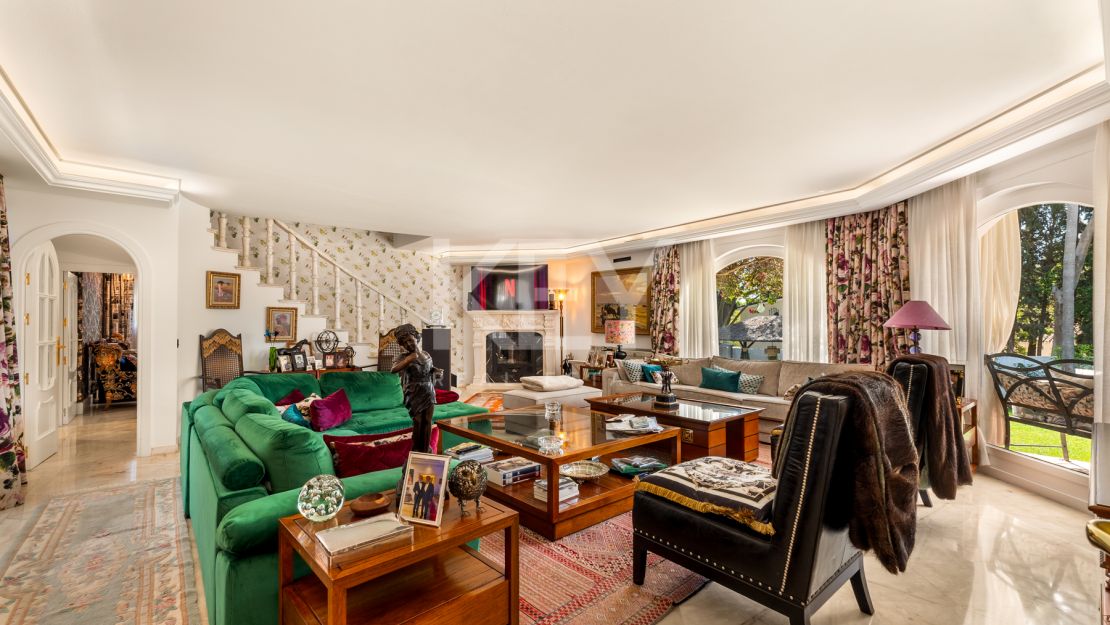 Элегантная вилла с шестью спальнями в Рочио де Нагуэлес, Золотая Миля Марбельи