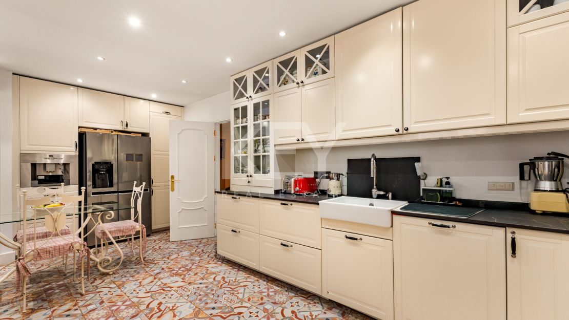 Элегантная вилла с шестью спальнями в Рочио де Нагуэлес, Золотая Миля Марбельи