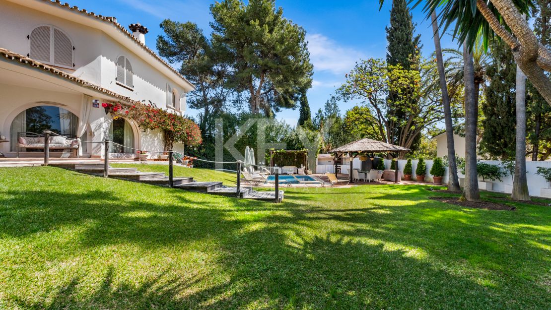 Элегантная вилла с шестью спальнями в Рочио де Нагуэлес, Золотая Миля Марбельи