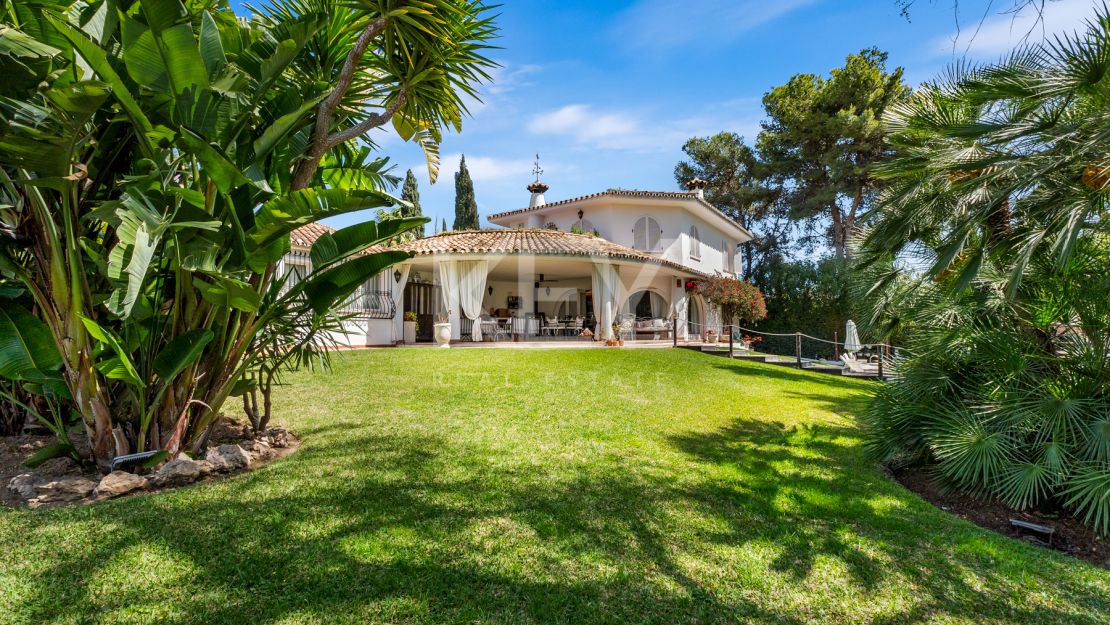 Элегантная вилла с шестью спальнями в Рочио де Нагуэлес, Золотая Миля Марбельи