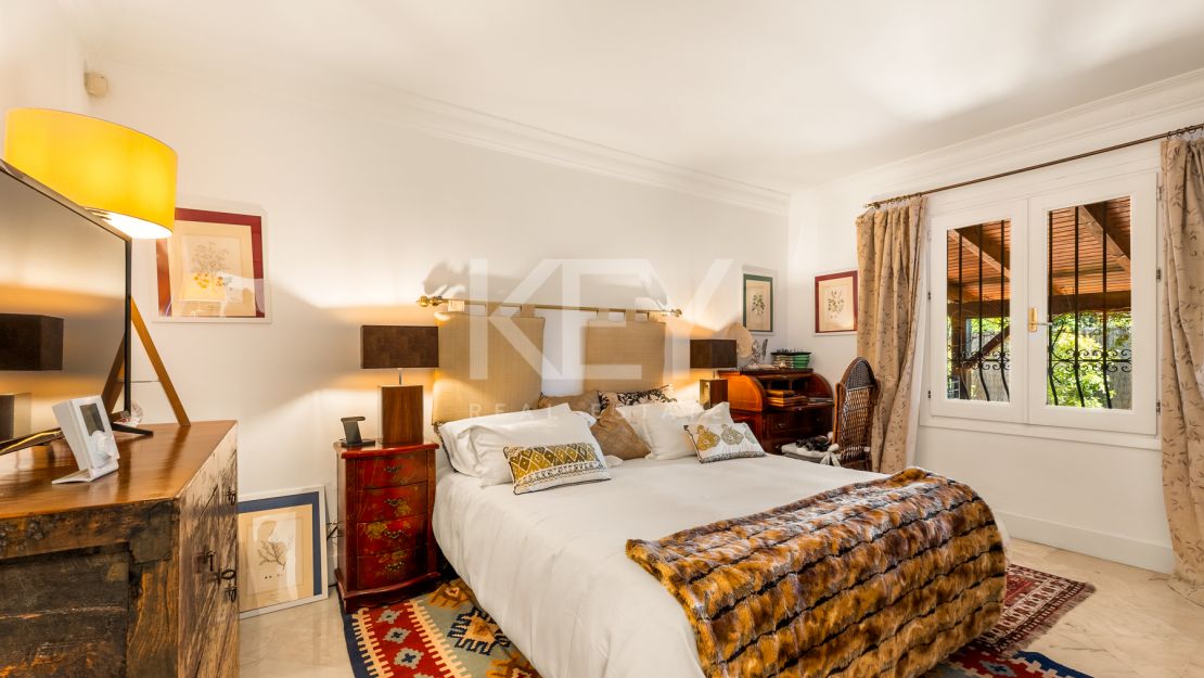 Элегантная вилла с шестью спальнями в Рочио де Нагуэлес, Золотая Миля Марбельи