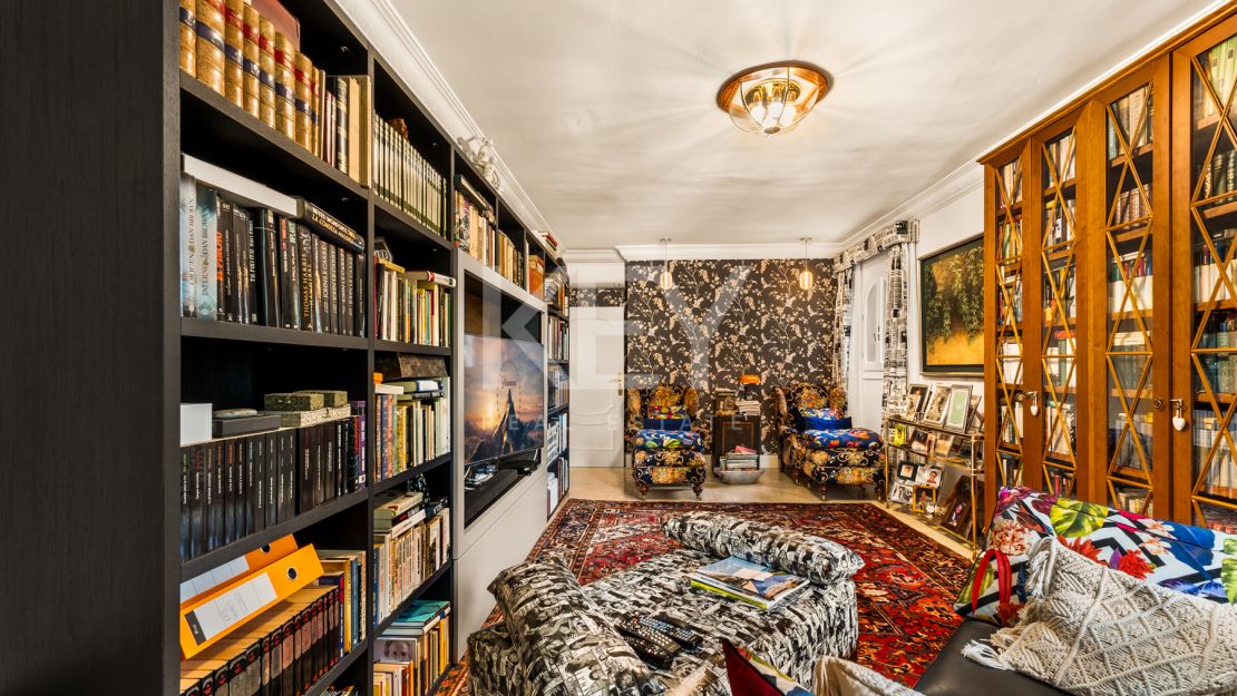 Элегантная вилла с шестью спальнями в Рочио де Нагуэлес, Золотая Миля Марбельи