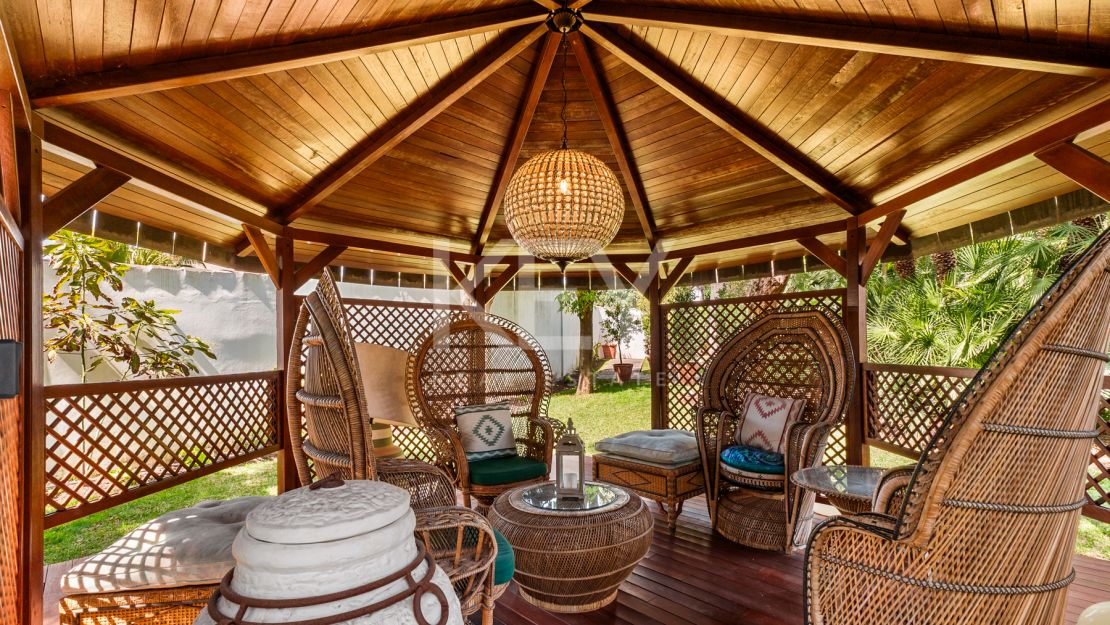 Элегантная вилла с шестью спальнями в Рочио де Нагуэлес, Золотая Миля Марбельи