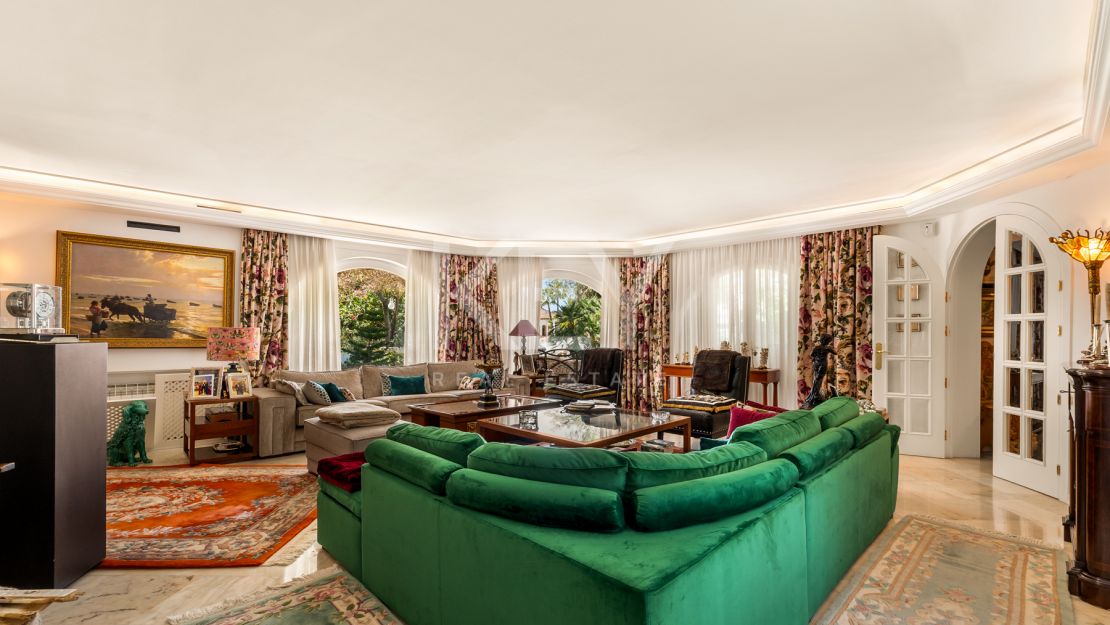 Элегантная вилла с шестью спальнями в Рочио де Нагуэлес, Золотая Миля Марбельи