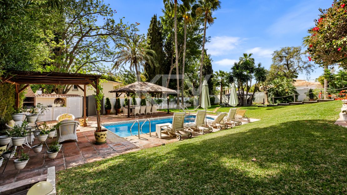 Элегантная вилла с шестью спальнями в Рочио де Нагуэлес, Золотая Миля Марбельи