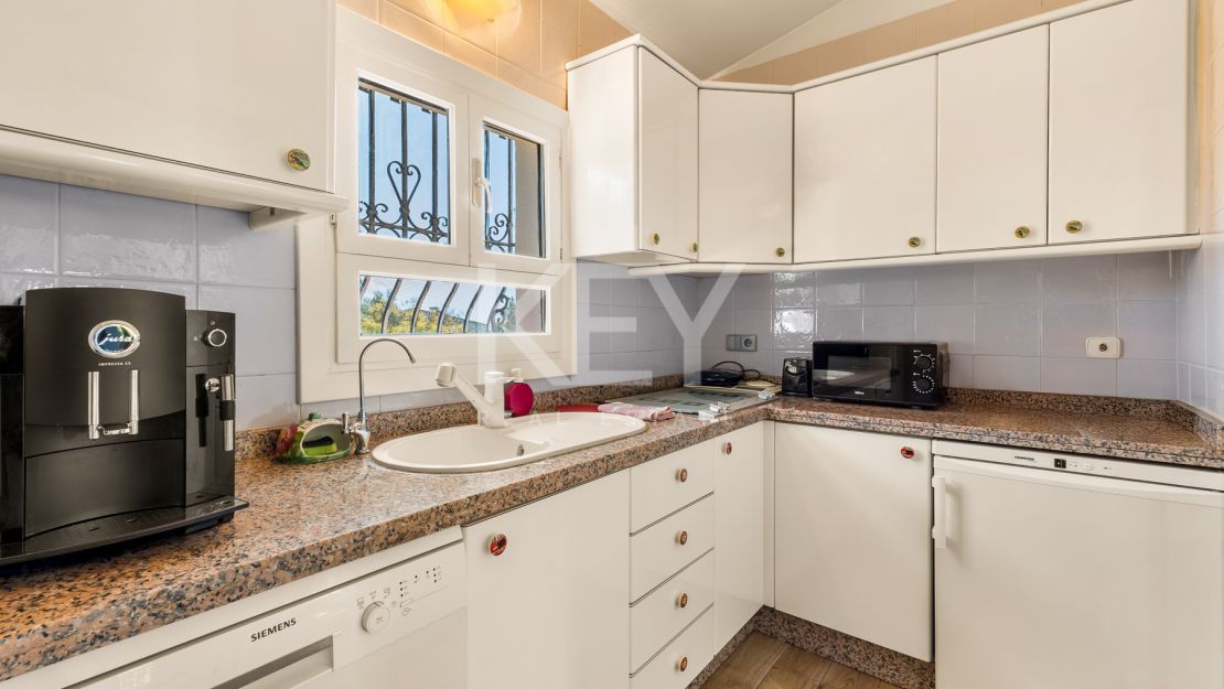 Элегантная вилла с шестью спальнями в Рочио де Нагуэлес, Золотая Миля Марбельи