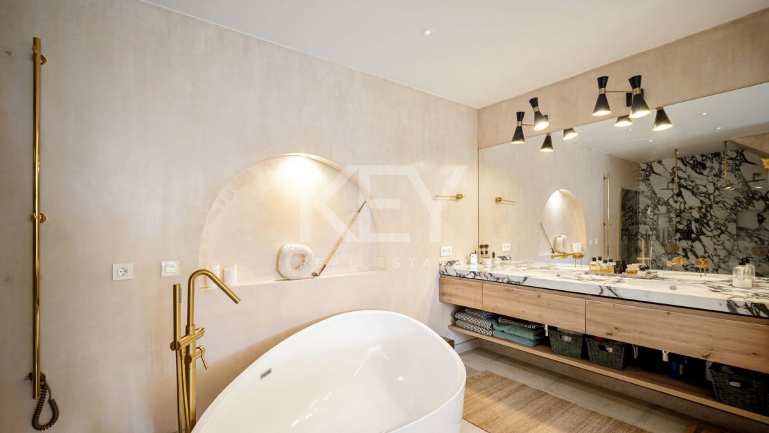 Стильный таунхаус с 4 спальнями — андалусская душа и нордическая элегантность на Золотой Миле Марбельи