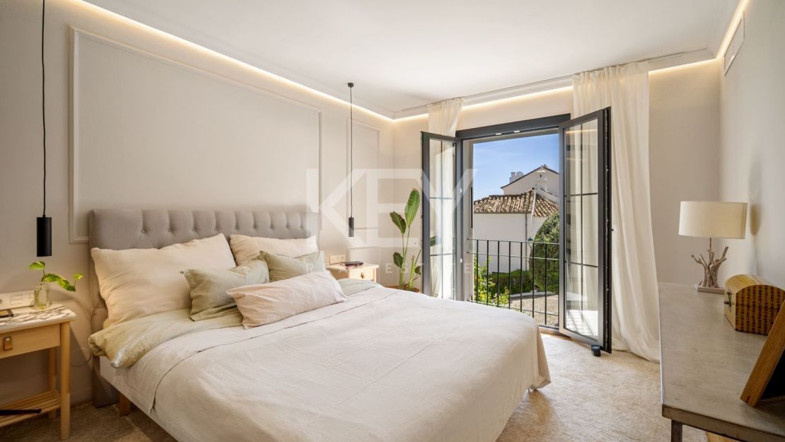 Стильный таунхаус с 4 спальнями — андалусская душа и нордическая элегантность на Золотой Миле Марбельи