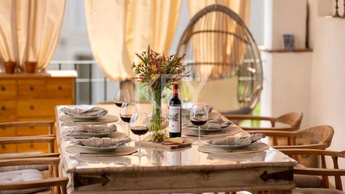 Стильный таунхаус с 4 спальнями — андалусская душа и нордическая элегантность на Золотой Миле Марбельи