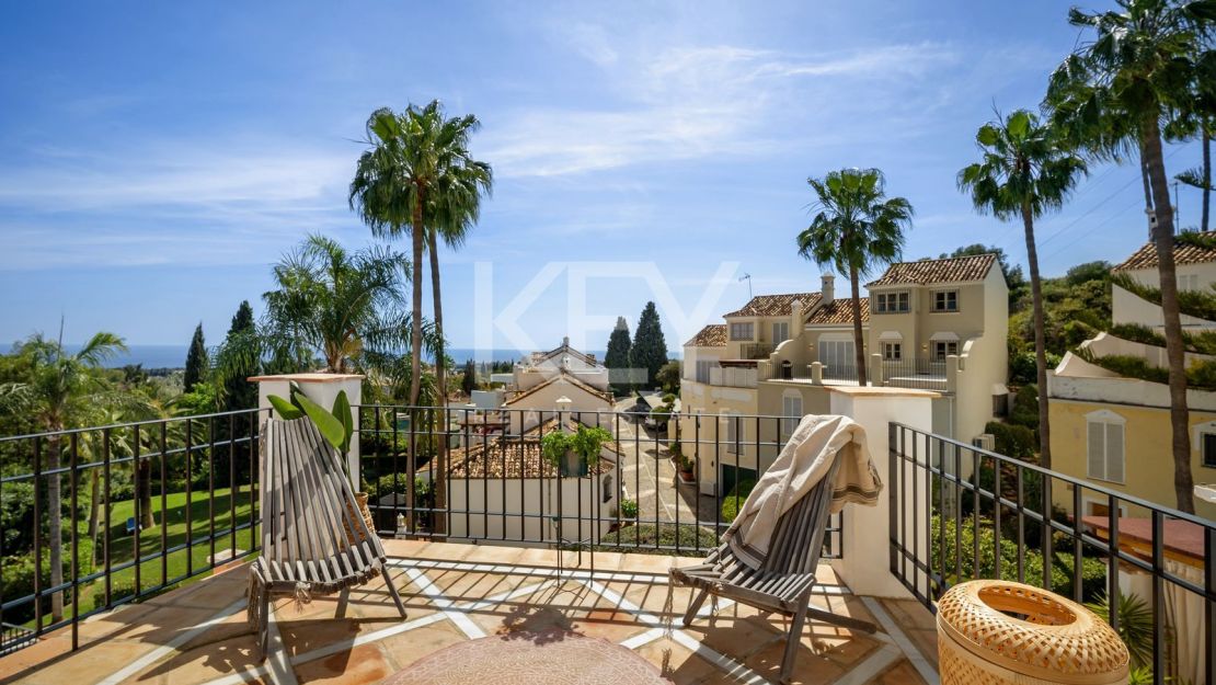 Стильный таунхаус с 4 спальнями — андалусская душа и нордическая элегантность на Золотой Миле Марбельи