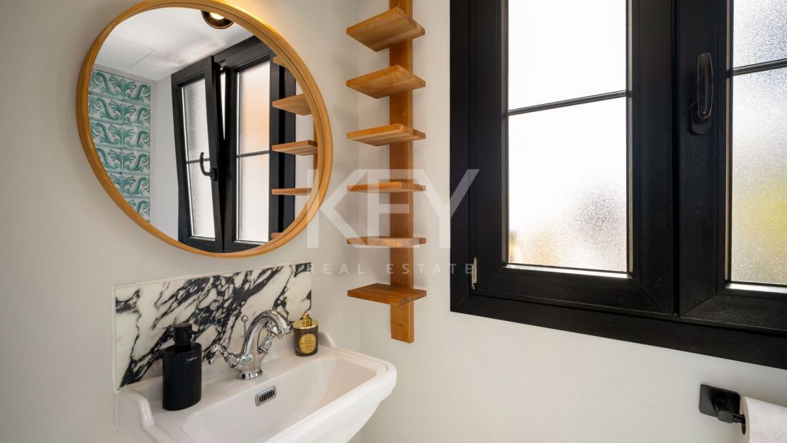 Стильный таунхаус с 4 спальнями — андалусская душа и нордическая элегантность на Золотой Миле Марбельи