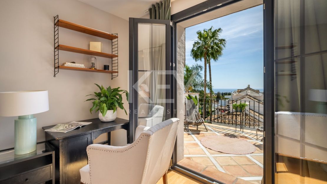 Стильный таунхаус с 4 спальнями — андалусская душа и нордическая элегантность на Золотой Миле Марбельи