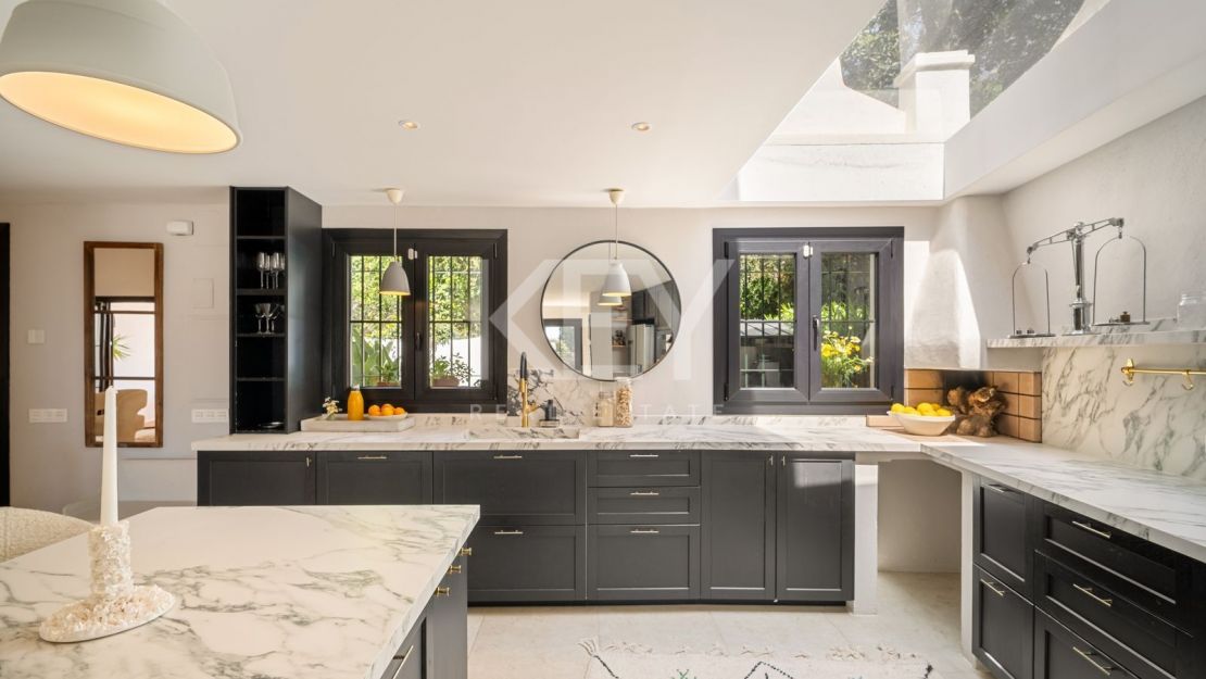 Стильный таунхаус с 4 спальнями — андалусская душа и нордическая элегантность на Золотой Миле Марбельи